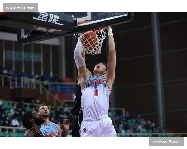 周琦高光比赛全程解析：攻防两端统治力全面呈现精彩瞬间集锦回顾